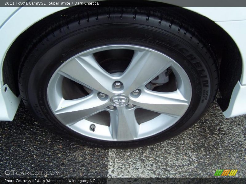 Super White / Dark Charcoal 2011 Toyota Camry SE