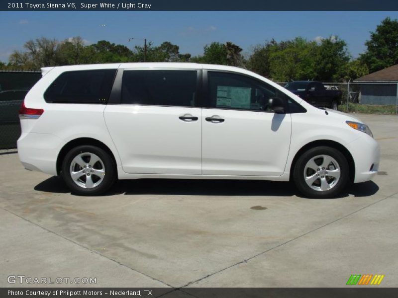  2011 Sienna V6 Super White