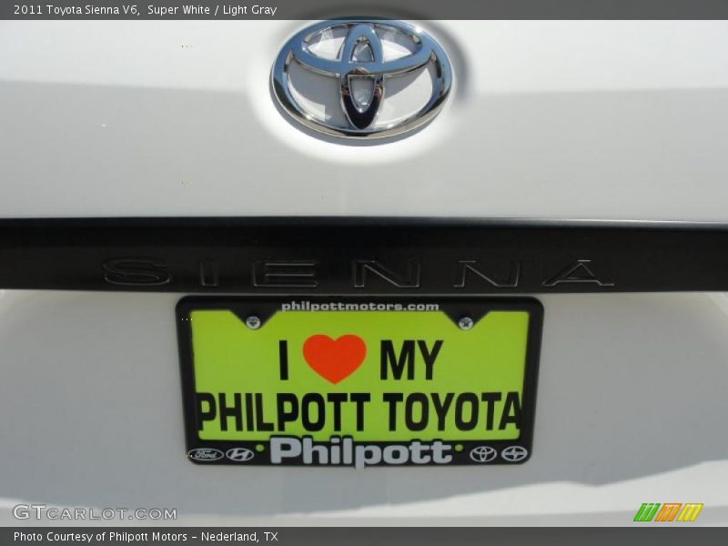Super White / Light Gray 2011 Toyota Sienna V6