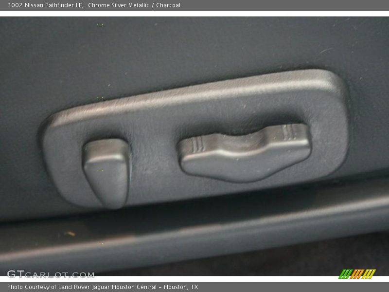 Chrome Silver Metallic / Charcoal 2002 Nissan Pathfinder LE