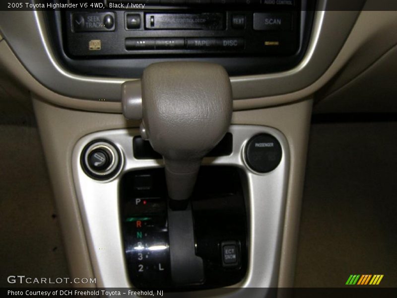 Black / Ivory 2005 Toyota Highlander V6 4WD