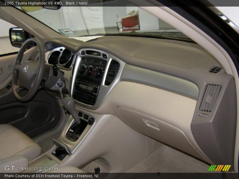 Black / Ivory 2005 Toyota Highlander V6 4WD