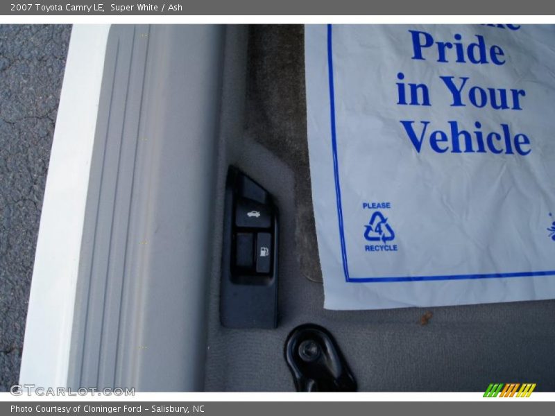 Super White / Ash 2007 Toyota Camry LE