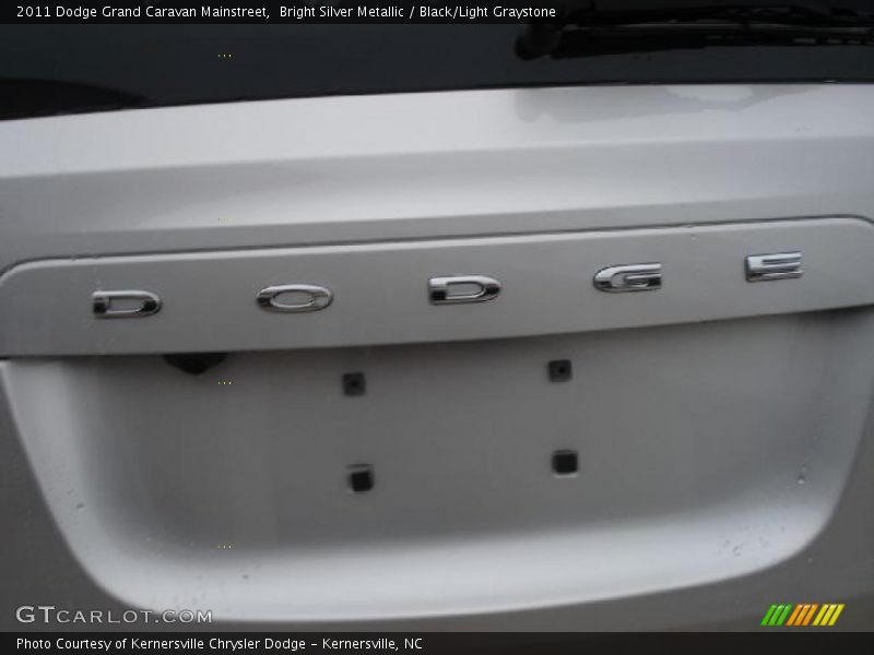 Bright Silver Metallic / Black/Light Graystone 2011 Dodge Grand Caravan Mainstreet