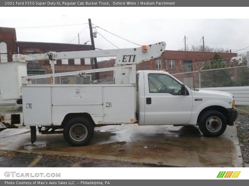 Oxford White / Medium Parchment 2001 Ford F350 Super Duty XL Regular Cab Bucket Truck