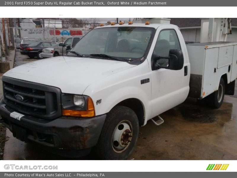Oxford White / Medium Parchment 2001 Ford F350 Super Duty XL Regular Cab Bucket Truck
