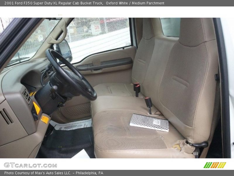 Oxford White / Medium Parchment 2001 Ford F350 Super Duty XL Regular Cab Bucket Truck