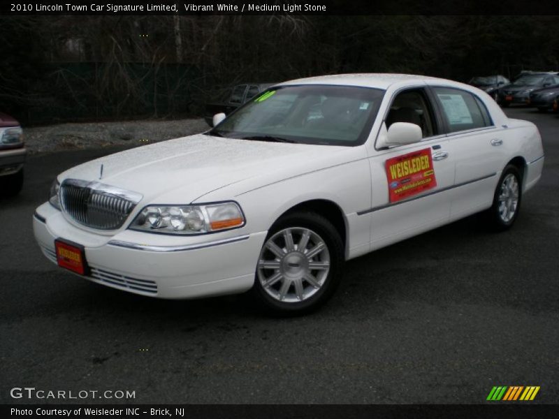 Vibrant White / Medium Light Stone 2010 Lincoln Town Car Signature Limited