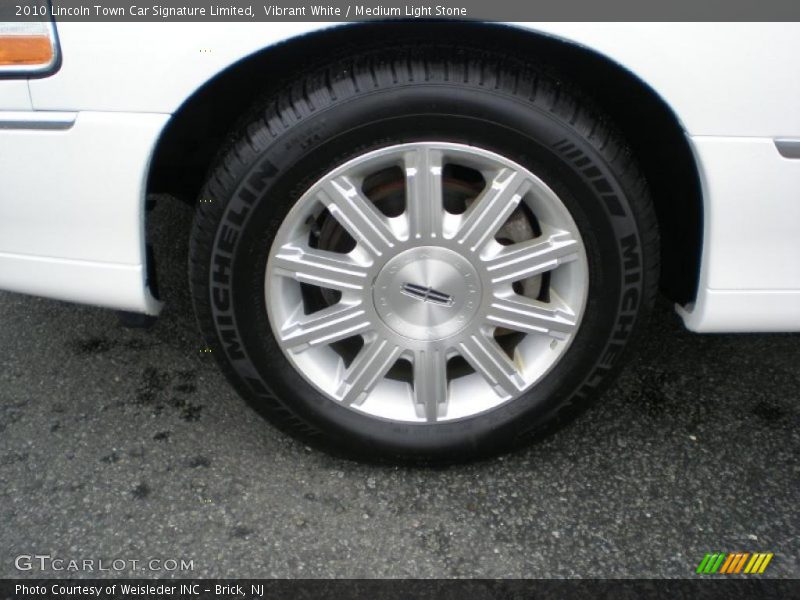 Vibrant White / Medium Light Stone 2010 Lincoln Town Car Signature Limited