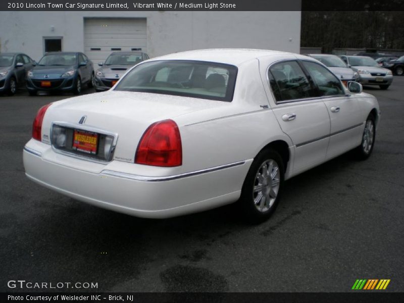 Vibrant White / Medium Light Stone 2010 Lincoln Town Car Signature Limited