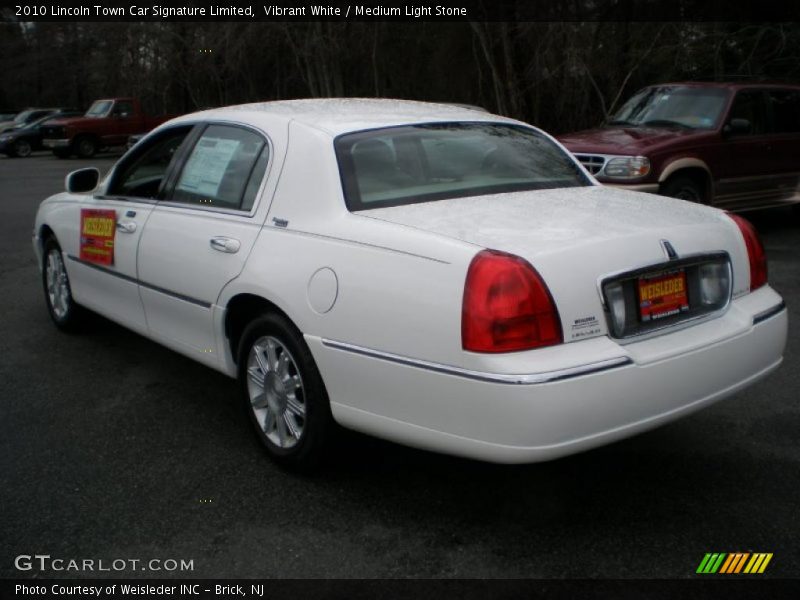 Vibrant White / Medium Light Stone 2010 Lincoln Town Car Signature Limited