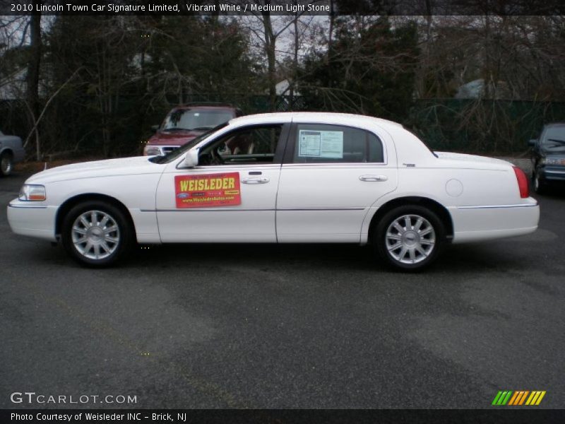 Vibrant White / Medium Light Stone 2010 Lincoln Town Car Signature Limited