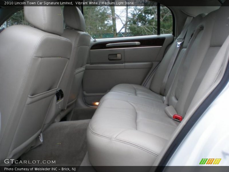 Vibrant White / Medium Light Stone 2010 Lincoln Town Car Signature Limited