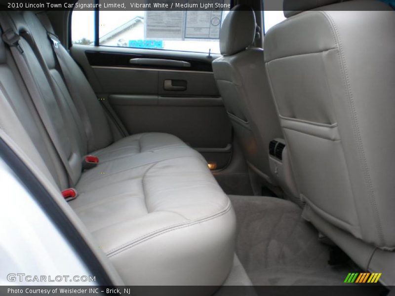 Vibrant White / Medium Light Stone 2010 Lincoln Town Car Signature Limited