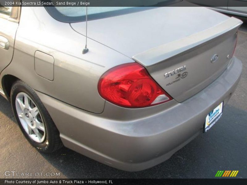 Sand Beige / Beige 2004 Kia Spectra LS Sedan