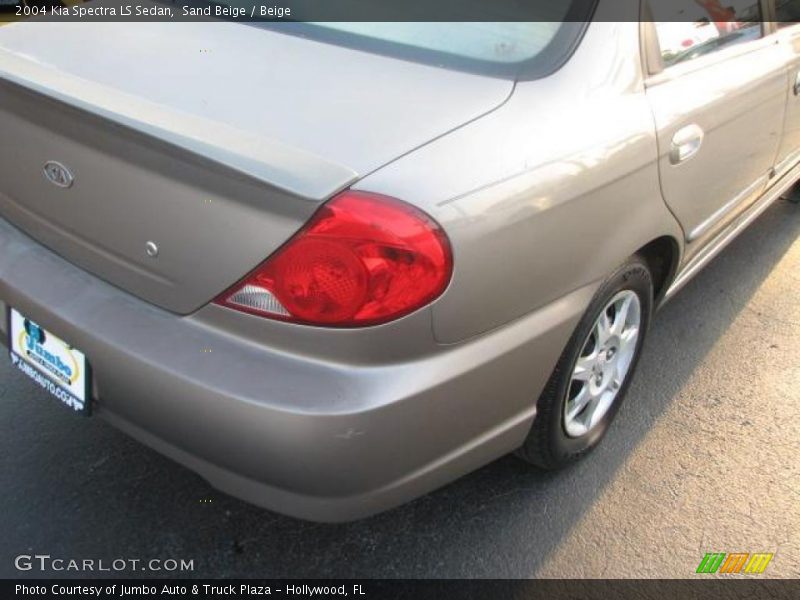 Sand Beige / Beige 2004 Kia Spectra LS Sedan