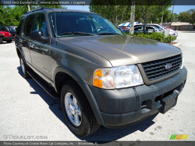 Front 3/4 View of 2005 Explorer XLS