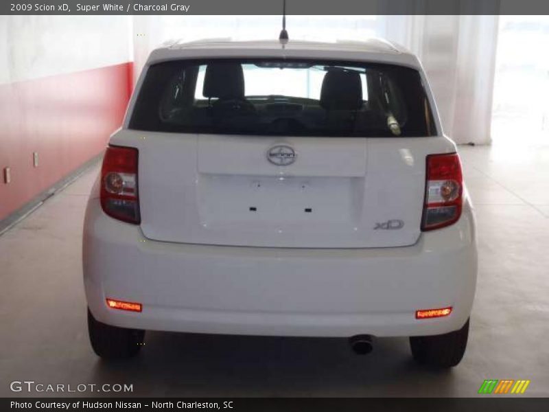 Super White / Charcoal Gray 2009 Scion xD