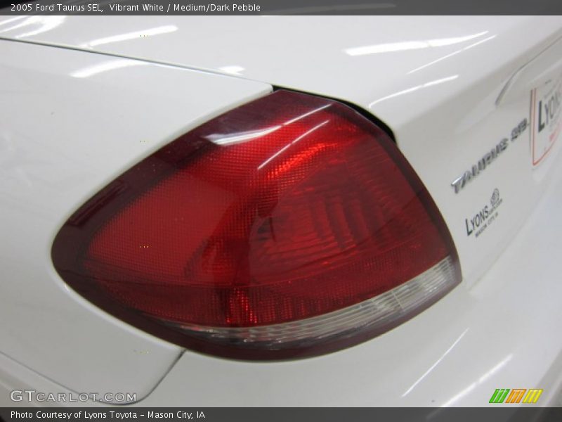 Vibrant White / Medium/Dark Pebble 2005 Ford Taurus SEL