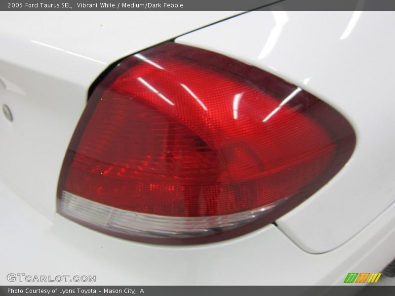 Vibrant White / Medium/Dark Pebble 2005 Ford Taurus SEL