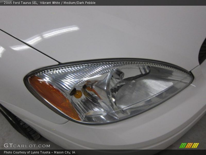 Vibrant White / Medium/Dark Pebble 2005 Ford Taurus SEL