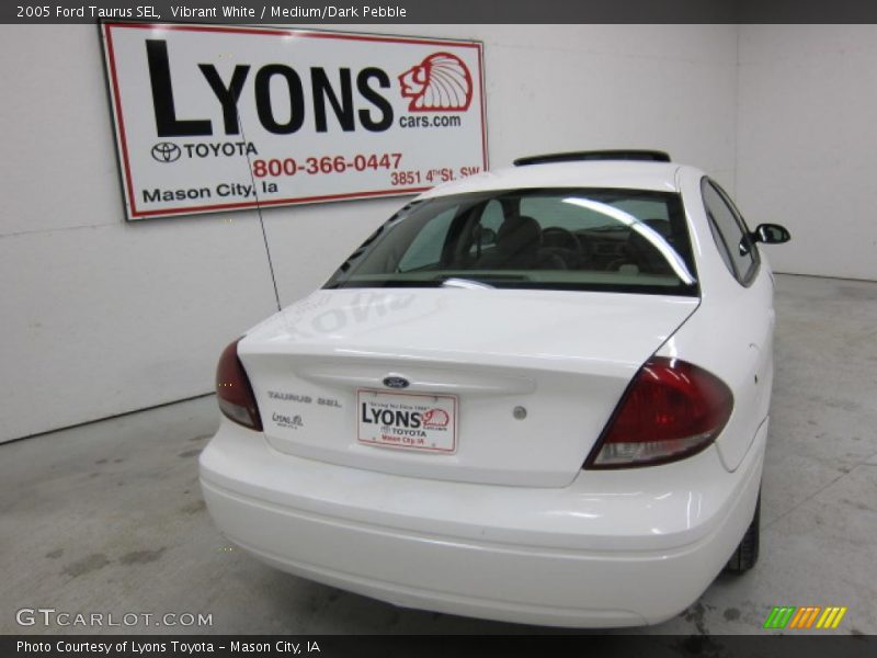 Vibrant White / Medium/Dark Pebble 2005 Ford Taurus SEL