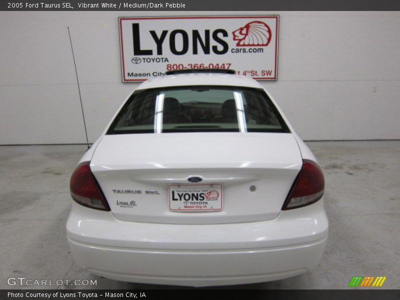 Vibrant White / Medium/Dark Pebble 2005 Ford Taurus SEL