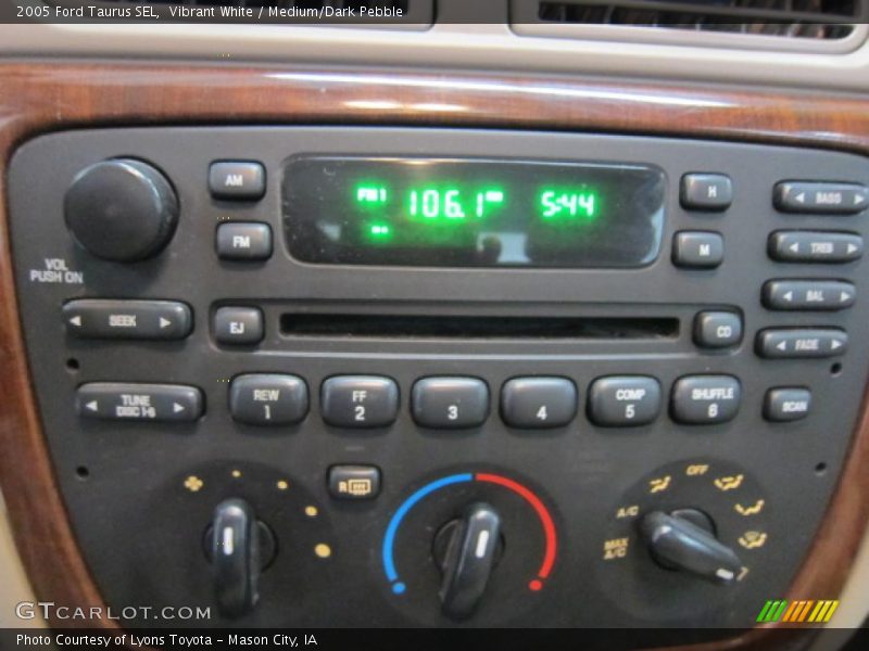 Vibrant White / Medium/Dark Pebble 2005 Ford Taurus SEL
