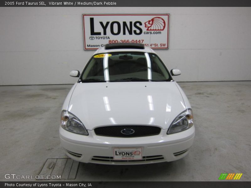 Vibrant White / Medium/Dark Pebble 2005 Ford Taurus SEL