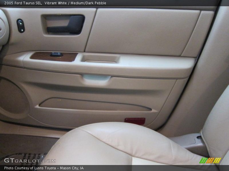 Vibrant White / Medium/Dark Pebble 2005 Ford Taurus SEL