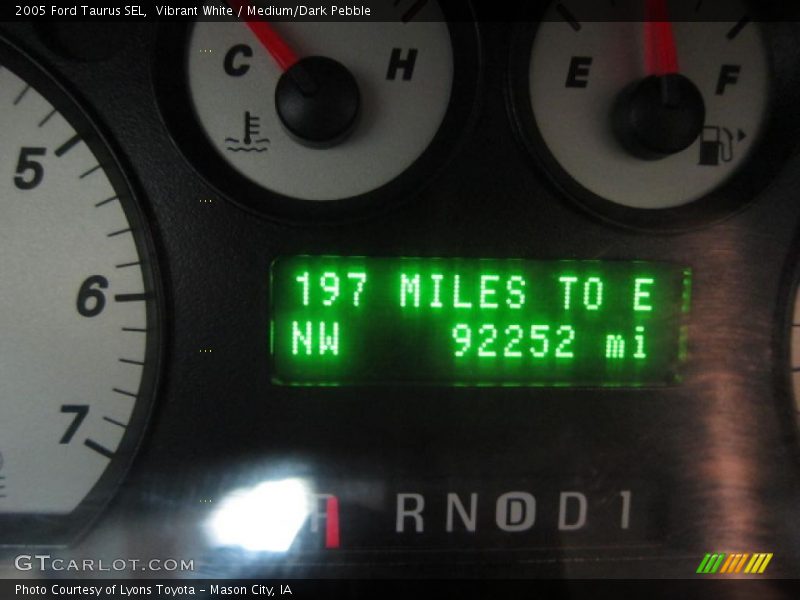 Vibrant White / Medium/Dark Pebble 2005 Ford Taurus SEL