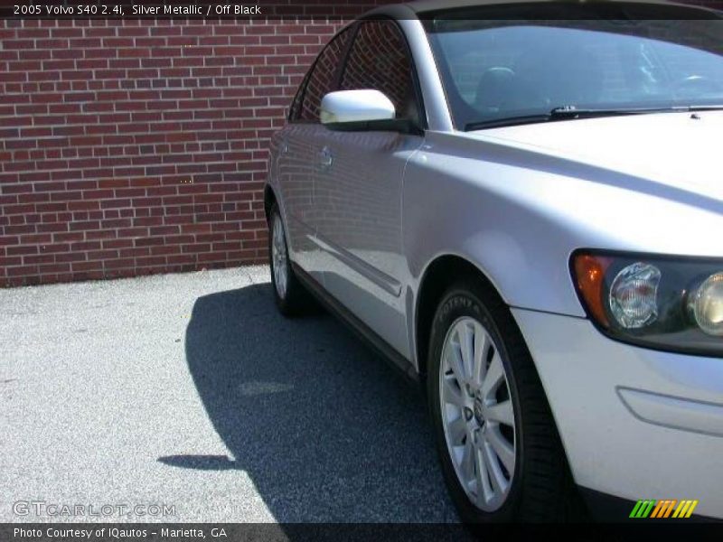 Silver Metallic / Off Black 2005 Volvo S40 2.4i