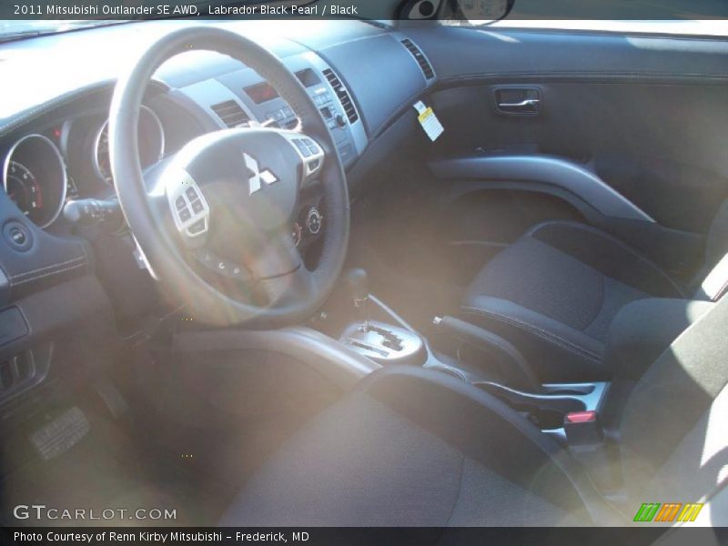 Labrador Black Pearl / Black 2011 Mitsubishi Outlander SE AWD