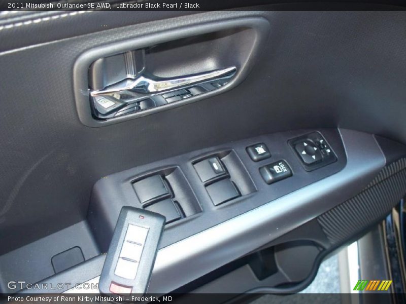 Labrador Black Pearl / Black 2011 Mitsubishi Outlander SE AWD