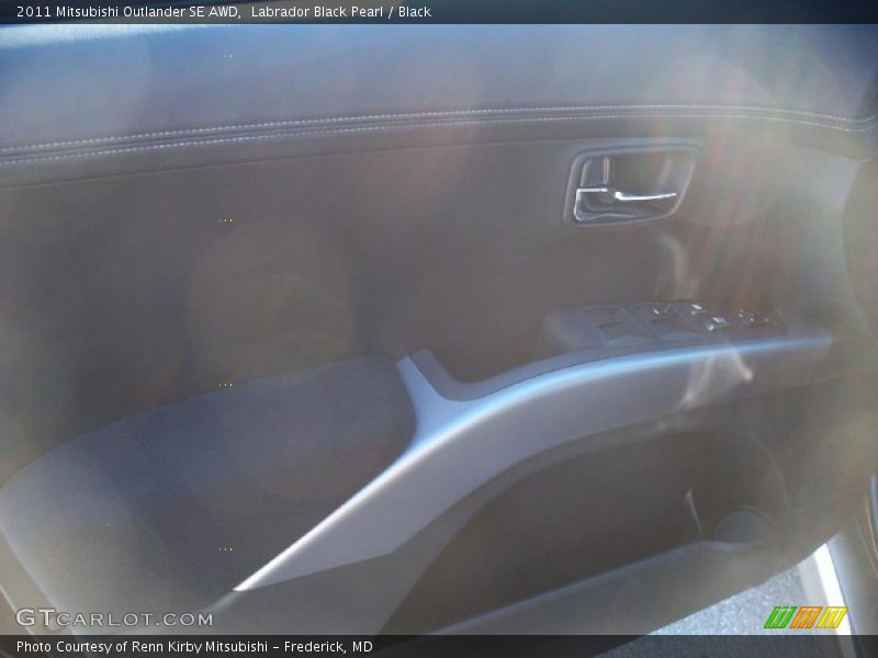 Labrador Black Pearl / Black 2011 Mitsubishi Outlander SE AWD