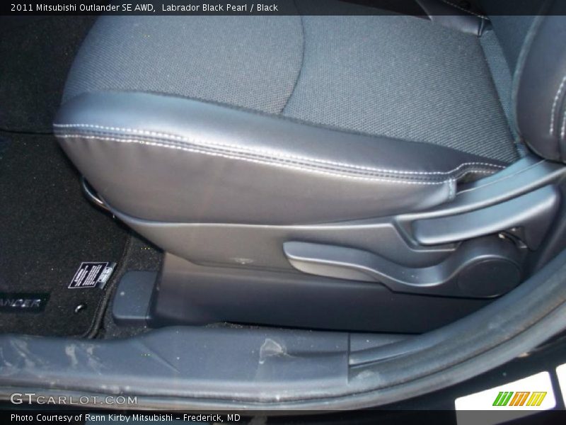 Labrador Black Pearl / Black 2011 Mitsubishi Outlander SE AWD