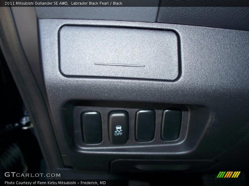 Labrador Black Pearl / Black 2011 Mitsubishi Outlander SE AWD