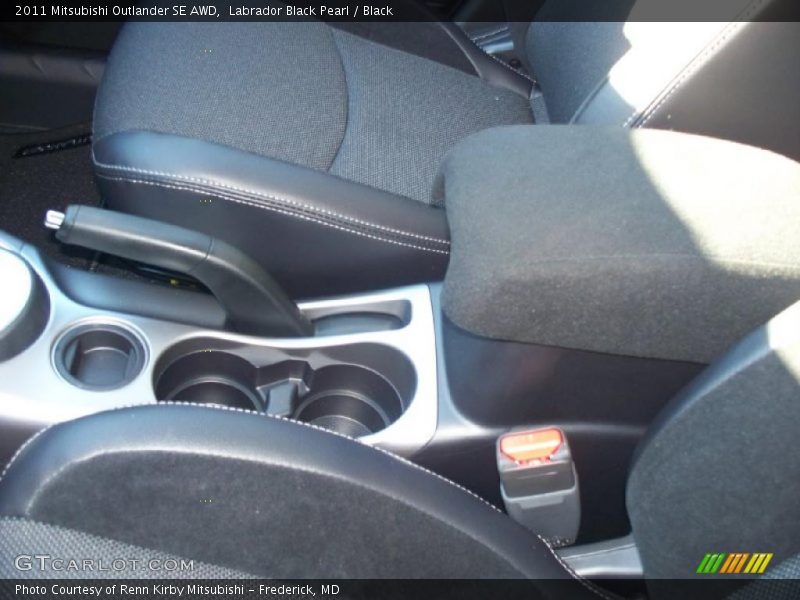 Labrador Black Pearl / Black 2011 Mitsubishi Outlander SE AWD