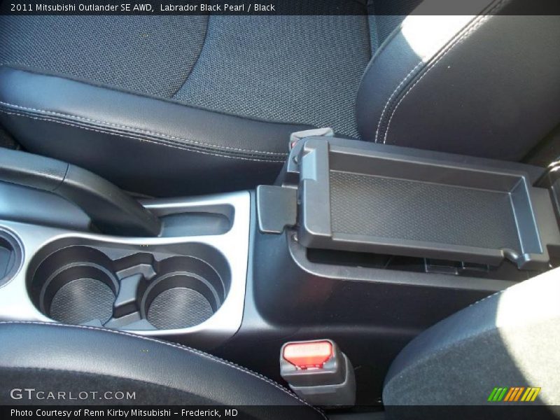 Labrador Black Pearl / Black 2011 Mitsubishi Outlander SE AWD