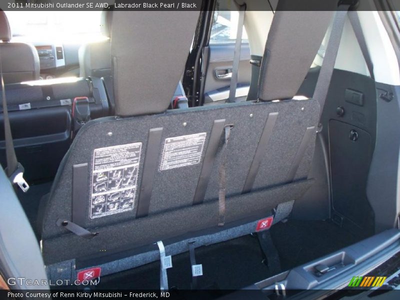 Labrador Black Pearl / Black 2011 Mitsubishi Outlander SE AWD