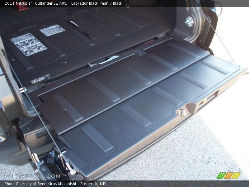 Labrador Black Pearl / Black 2011 Mitsubishi Outlander SE AWD