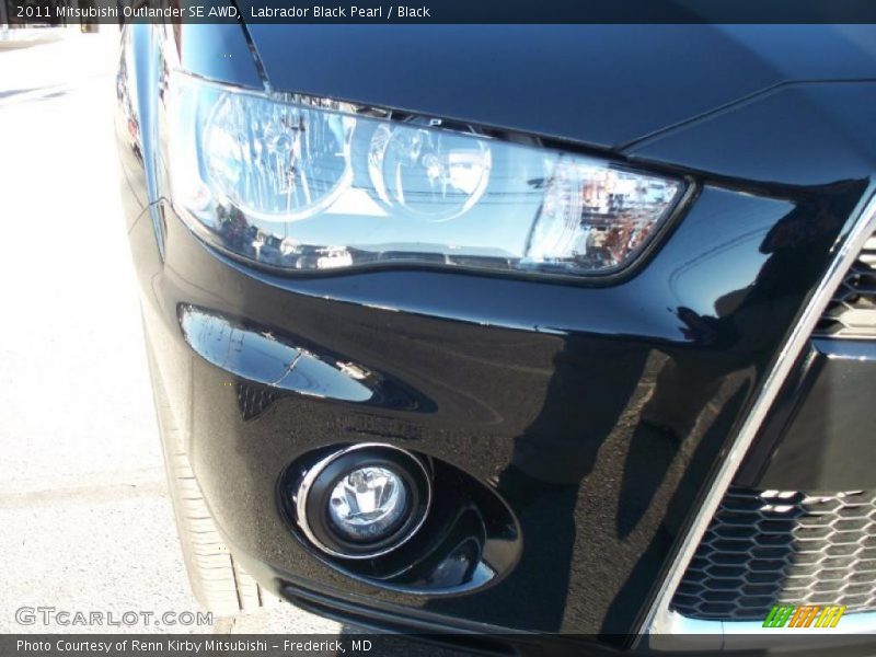 Labrador Black Pearl / Black 2011 Mitsubishi Outlander SE AWD