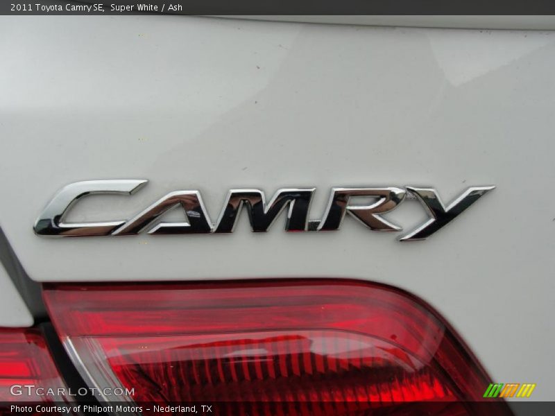 Super White / Ash 2011 Toyota Camry SE