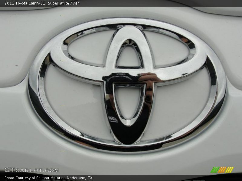 Super White / Ash 2011 Toyota Camry SE