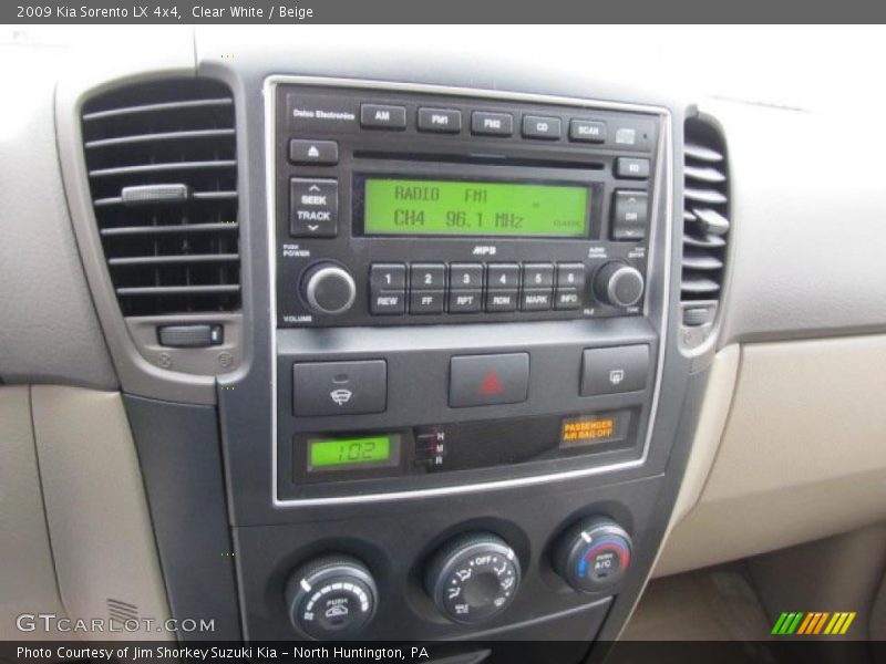 Clear White / Beige 2009 Kia Sorento LX 4x4