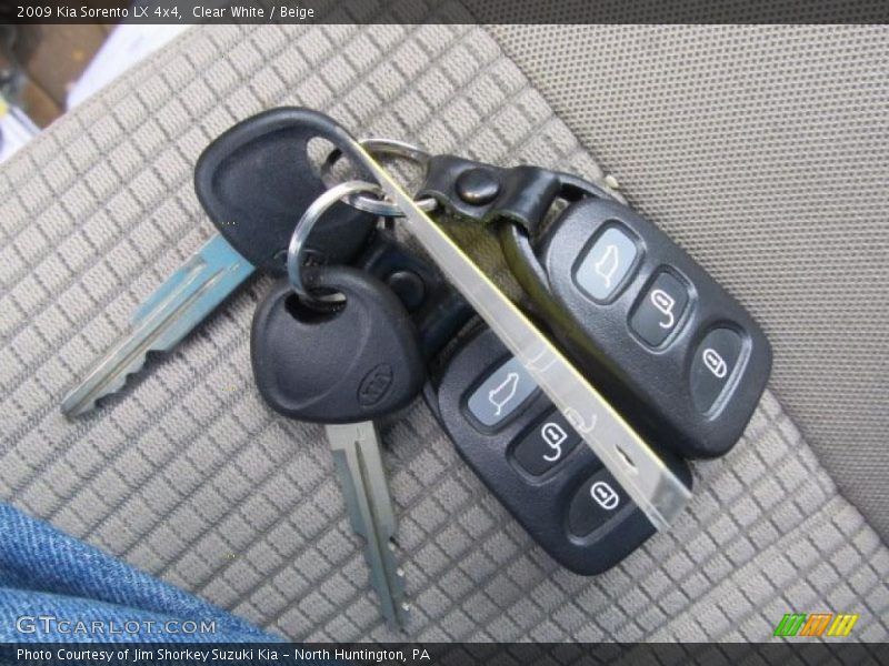 Clear White / Beige 2009 Kia Sorento LX 4x4