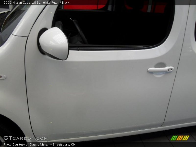 White Pearl / Black 2009 Nissan Cube 1.8 SL