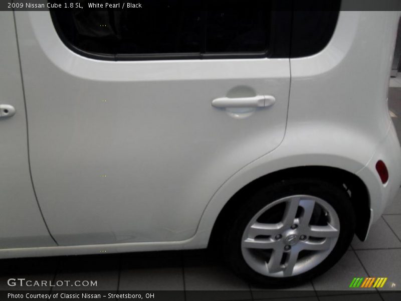 White Pearl / Black 2009 Nissan Cube 1.8 SL