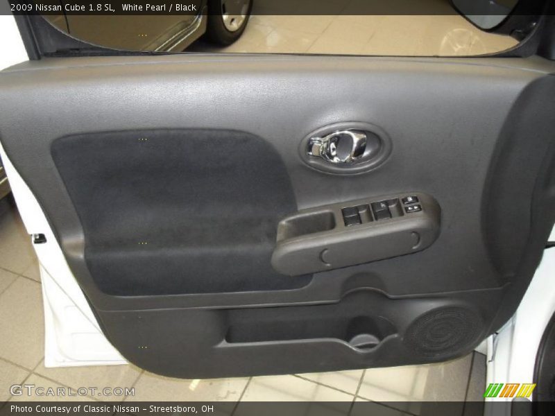 White Pearl / Black 2009 Nissan Cube 1.8 SL