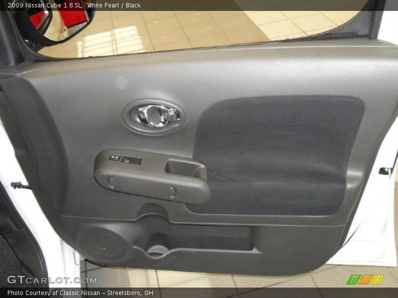 White Pearl / Black 2009 Nissan Cube 1.8 SL